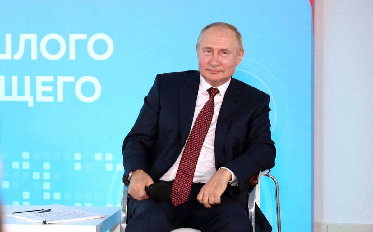 Понравился директор. Фото Путина школьника. Фото сидящего Путина в 2018 году.