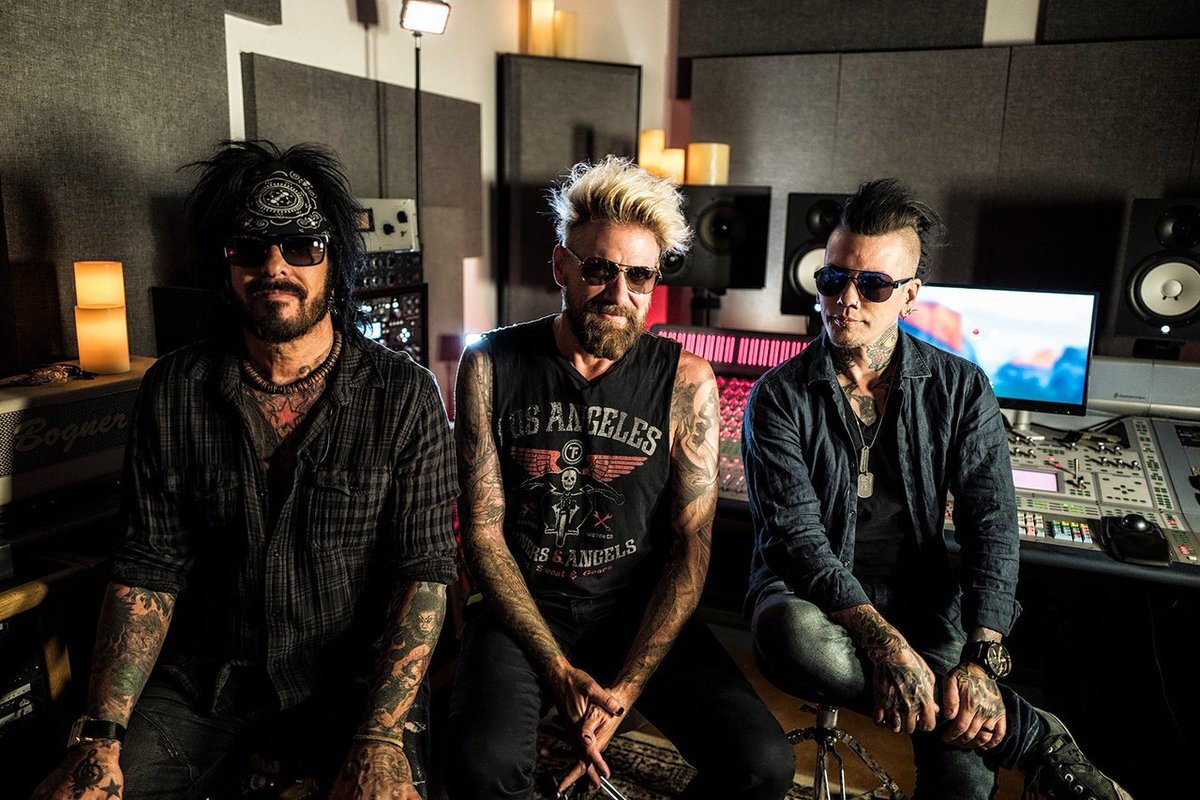 SIXX:A.M.