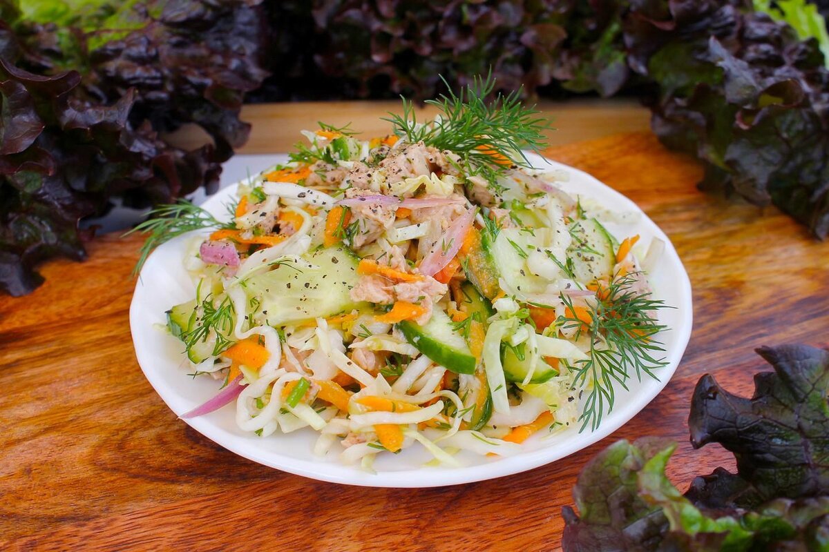 Салат с капустой и печенью трески