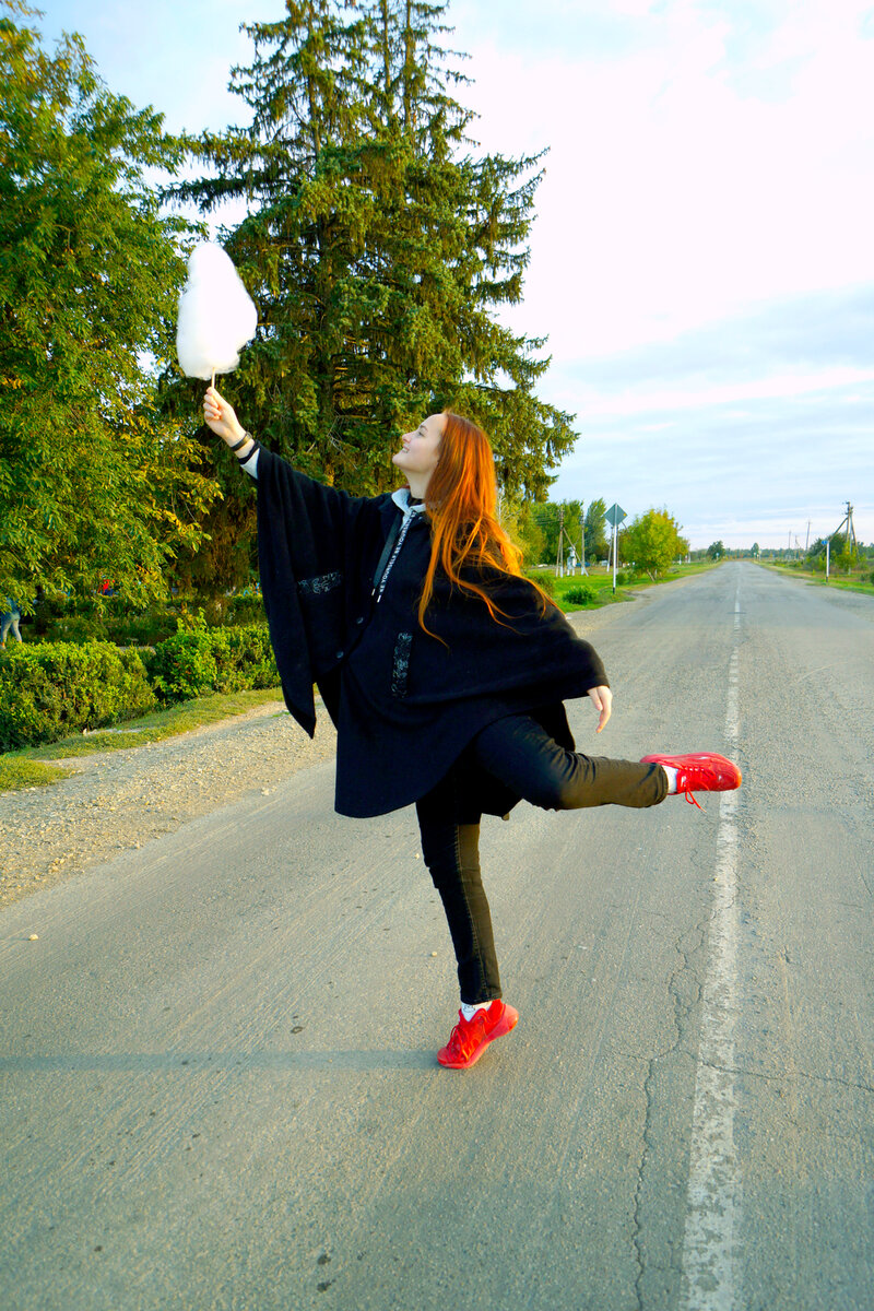 Дочке хочется петь и танцевать :-)