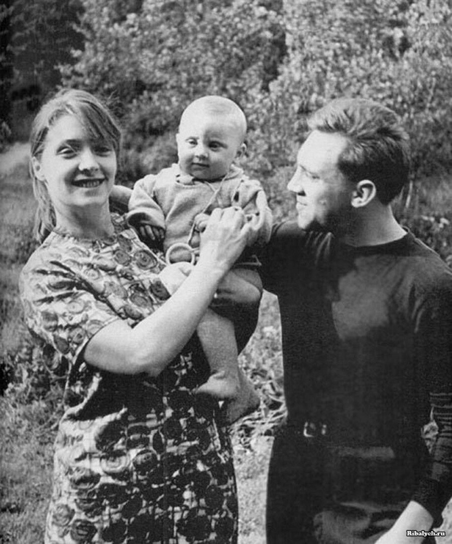 Снимок 1963 года Людмилы Абрамовой с Владимиром Высоцким и их сыном Аркадием