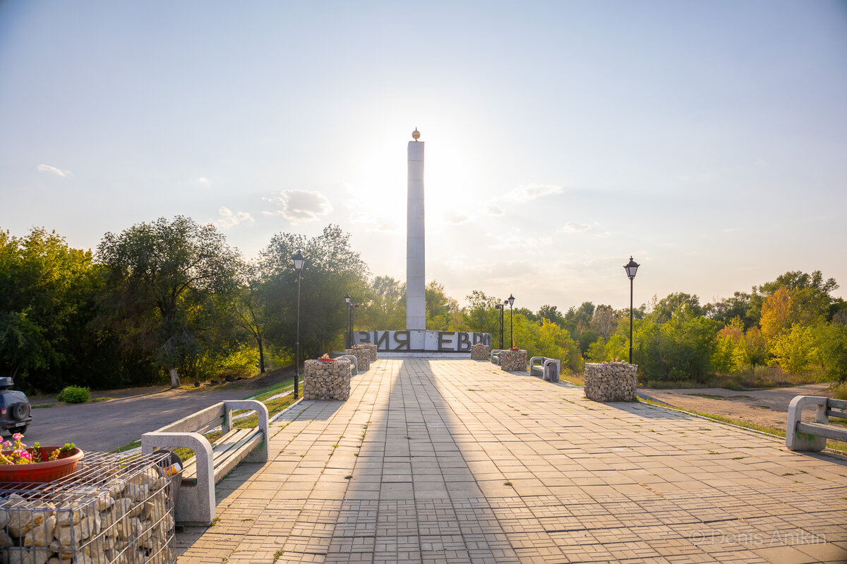 Город оренбург границы. Оренбург граница Европы и Азии. Обелиск в Оренбургской области граница Европы и Азии. Мост на границе Европы и Азии. Граница Европы и Азии цветок Екатеринбург.