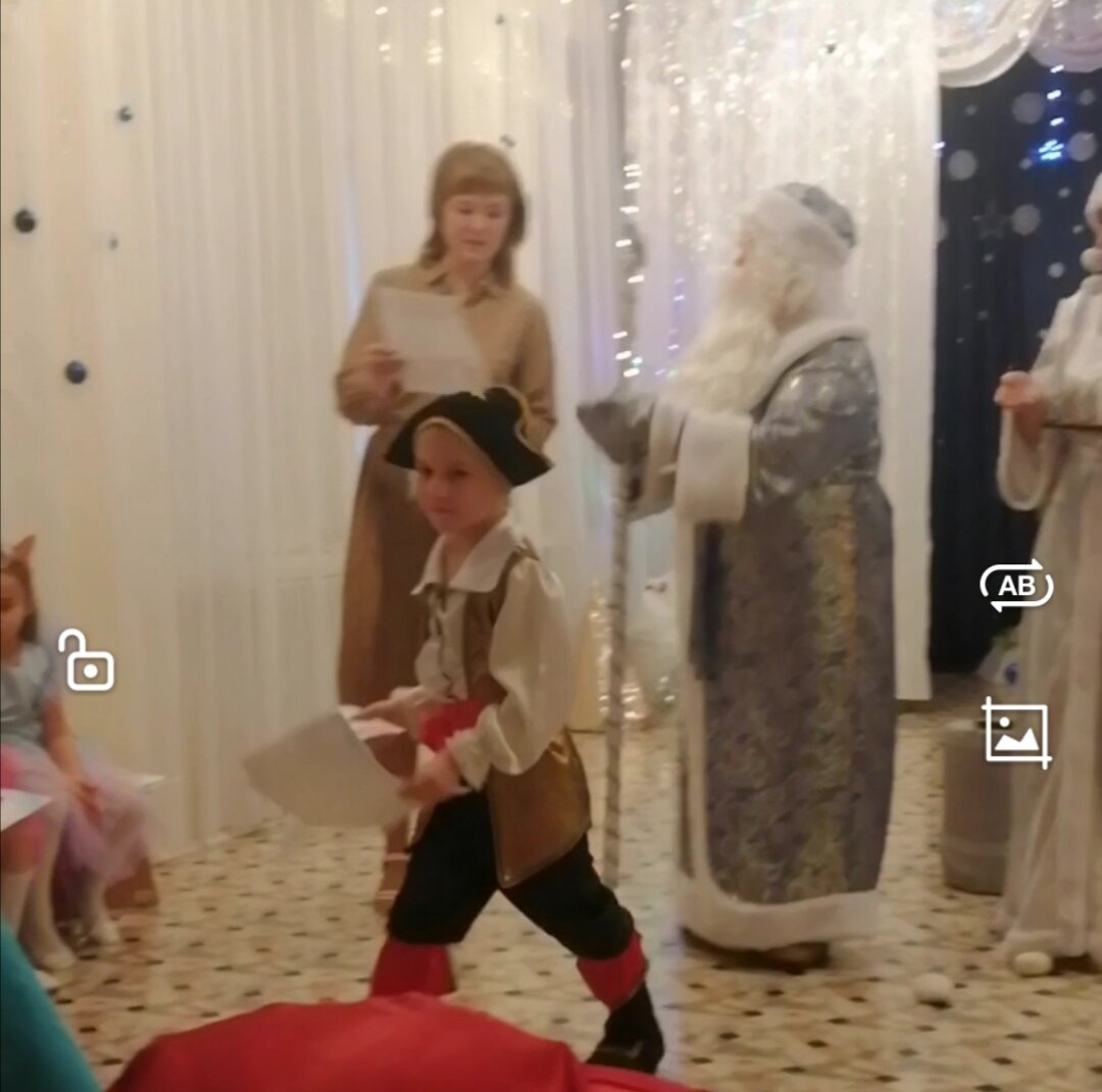 На утреннике Тимуру вручали грамоты за активное участие в конкурсах. 