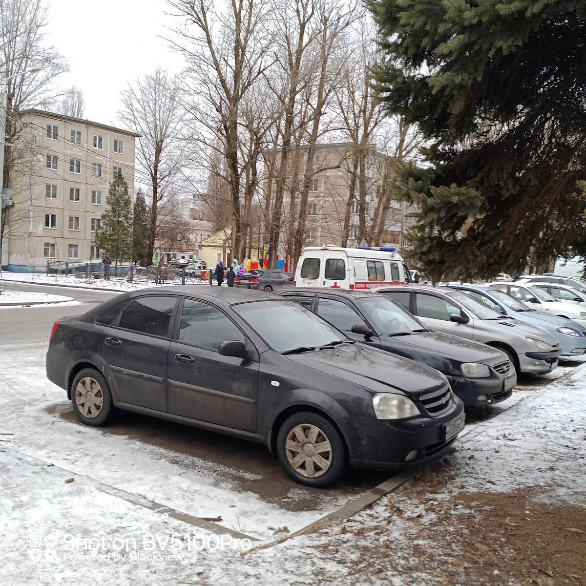 Кроме полиции, приехала еще  скорая. Эвакуация под строгим надзором прошла успешно. Фото автора