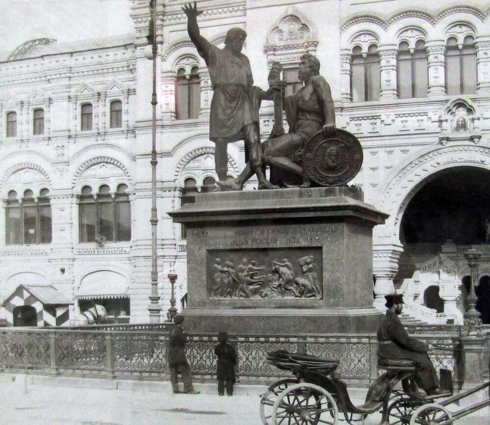 фото памятника минину и пожарскому в москве