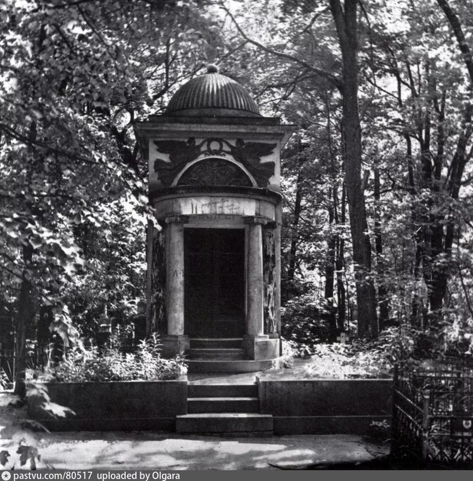 Введенское кладбище, усыпальница семьи Эрлангеров, 1950 – 1960 г. Подпись на вотермарке: uploaded by Olgara. Источник: https://pastvu.com/p/80517.