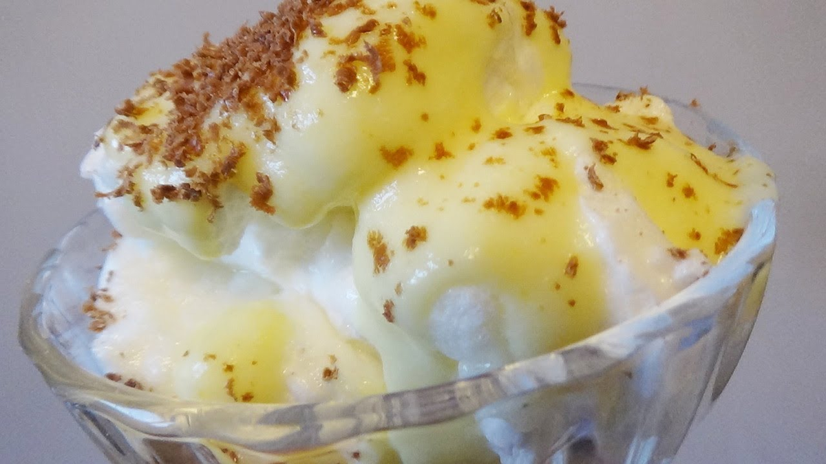 Горячий снежок. Снежки десерт. Десерт снежок. Десерт снежки из белков. Десерт снежки в ванильном соусе.