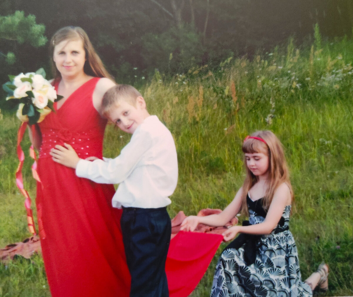 Фото из семейного архива. Пересняла из фотокниги "Нашей семье 10 лет". Почему без папы? Папа изъявил желание не мелькать в моём блоге. Может ещё передумает)