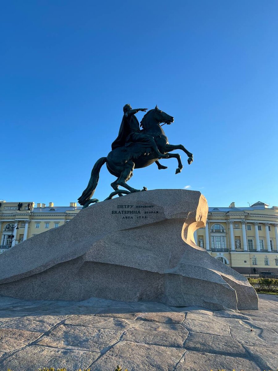 Медный всадник — один из самых известных и узнаваемых памятников Петру I. Его воздвигли на Сенатской площади Санкт-Петербурга по указу Екатерины II. Памятник Петру I на Сенатской площади в Санкт-Петербурге работы скульптора Фальконе. Его открытие состоялось 18 августа 1782 года. Памятник изготовлен из бронзы. Название «медный» закрепилось за ним благодаря поэме А. С. Пушкина «Медный всадник». Потерявший в наводнении 1824 года свою возлюбленную Парашу чиновник Евгений в беспамятстве бродит по Петербургу. Наткнувшись на памятник Петру Великому, герой понимает, что именно государь виноват в его бедствиях — он основал город на месте, подверженном наводнениям и чуждом для человека.