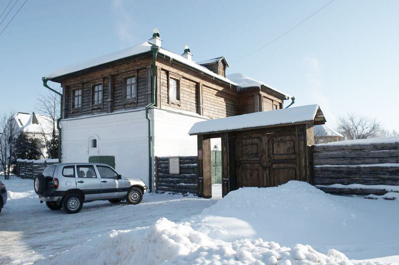 В русском кубце цокольный этаж складывали из камня и оштукатуривали, а верхний - из бревен. Обычно в нижних этажах держали торговые лавки, ремесленные мастерские или хозяйственные помещения, а второй деревянный, более тёплый и светлый, использовали для жилья.