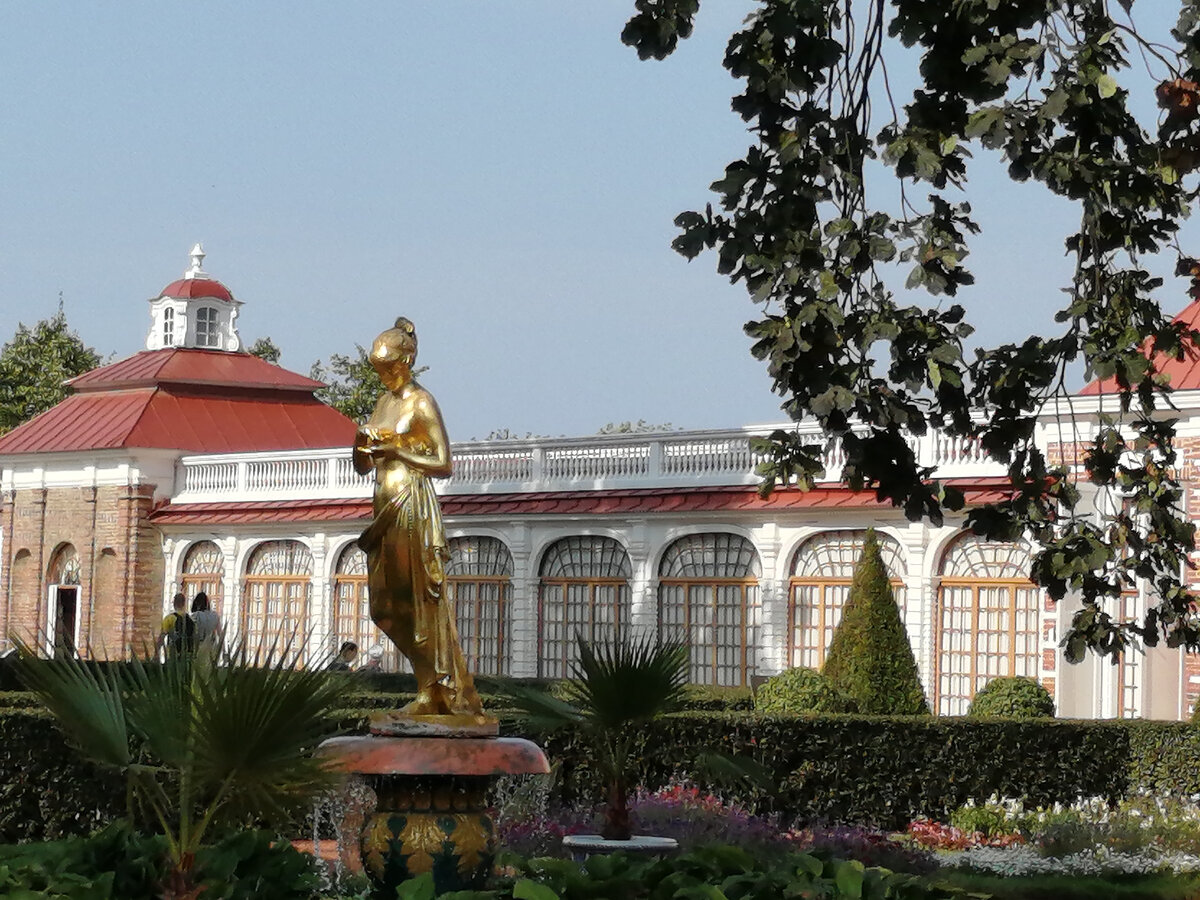 Фонтан Колокол украшен золоченой скульптурой. Находится в Нижнем парке Петергофа в саду дворца Монплезир. Сделан по замыслу Петра I в 1721-1723 годах по чертежам архитектора Н.Микетти. Всего четыре фонтана Колокол. Вода поднимается по трубам, скрытым в пьедесталах. Под скульптурой на постаментах укреплены диски с закругленными краями. Вода, соскальзывая с них, образует прозрачные водяные колокола, поэтому фонтаны и назвали на французский манер Клоши – Колокола. Фонтан северо-западного партера сада украшен скульптурой молодого бога Аполлона, восточнее находится партер, в центре которого статуя Психеи,  юго-восточный партер сада украшает скульптура Фавн с козленком, на юго-западе скульптура Вакх.