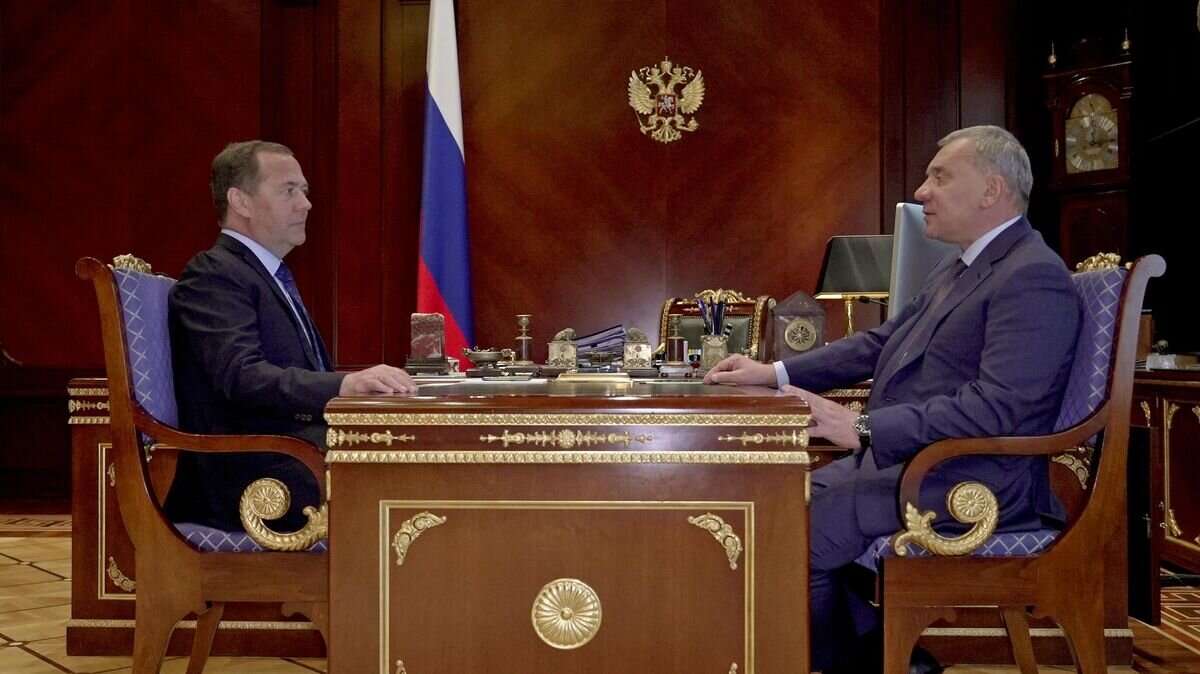    Заместитель председателя Совета безопасности РФ Дмитрий Медведев и генеральный директор государственной корпорации по космической деятельности "Роскосмос" Юрий Борисов во время встречи© РИА Новости / Екатерина Штукина