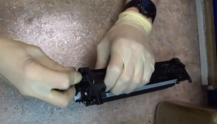 Фото 3. Выкручиваем винт, указанный стрелкой на фото 2