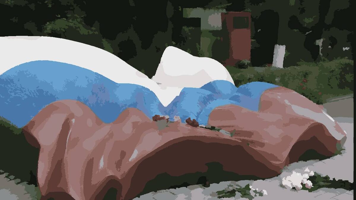 Был будничный серый, осенний московский день. На могиле Бориса Николаевича сиротливо лежала пара гвоздичек. Совсем рядом были места упокоения Никулина, Улановой, Примакова и других великих граждан СССР. Их памятники буквально утопали в цветах.