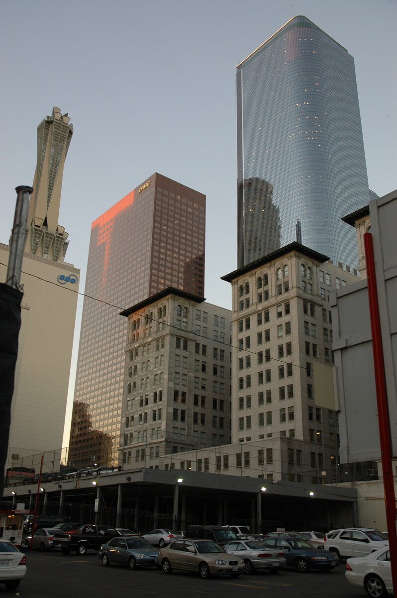 Днем деловой центр выглядит очень даже привлекательно. Фото С. Скрипника.  