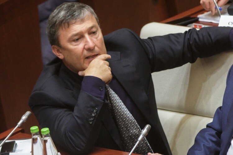   Самолет и вертолет, принадлежавшие компаниям зятя гендиректора ПСО «Казань» Равиля Зиганшина, в ближайшее время будут выставлены на торги Фото: «БИЗНЕС Online»