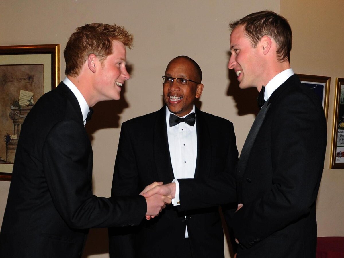    Принц Гарри приветствует принца Уильяма, устраивающего гала-ужин в поддержку благотворительной организации Sentabale в отеле Maseru Sun, Масеру, Лесото, 17 июня 2010
