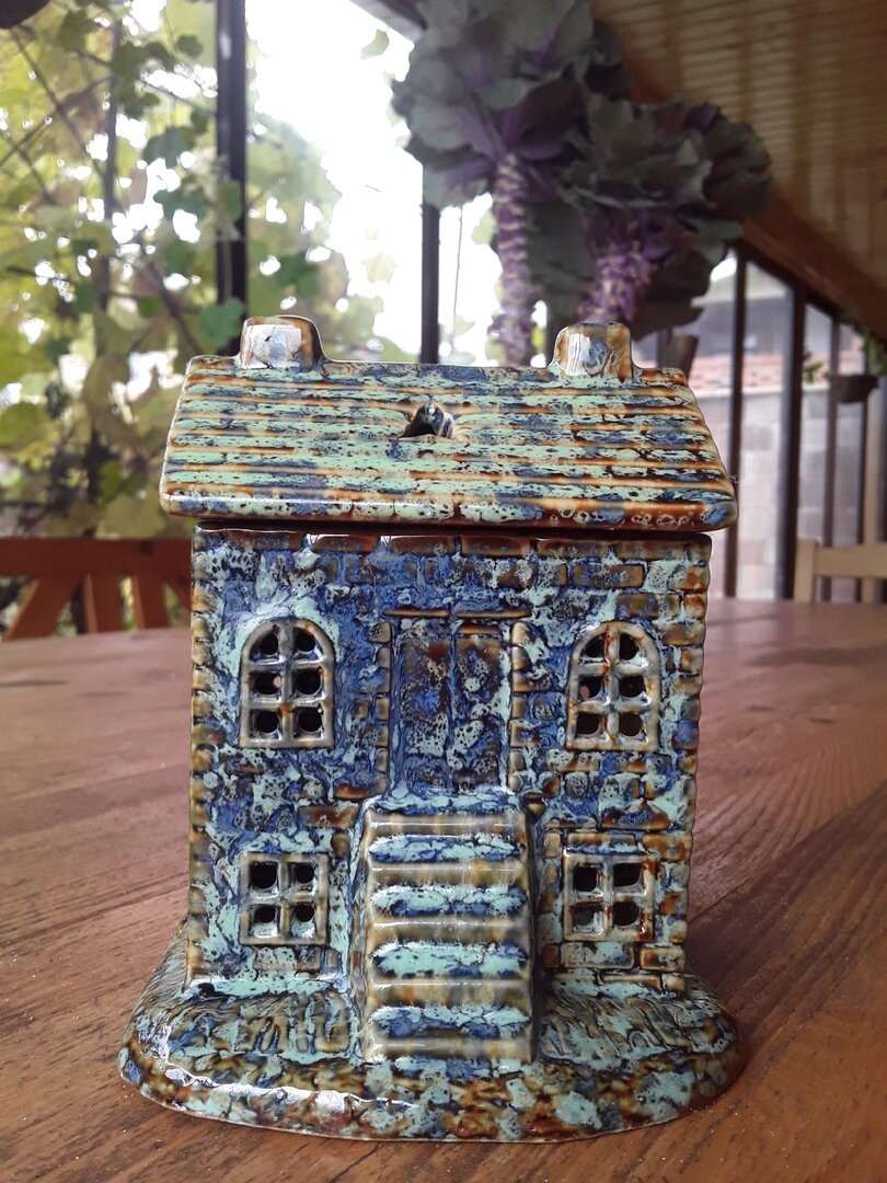 Всегда "неровно дышала" к разным домикам