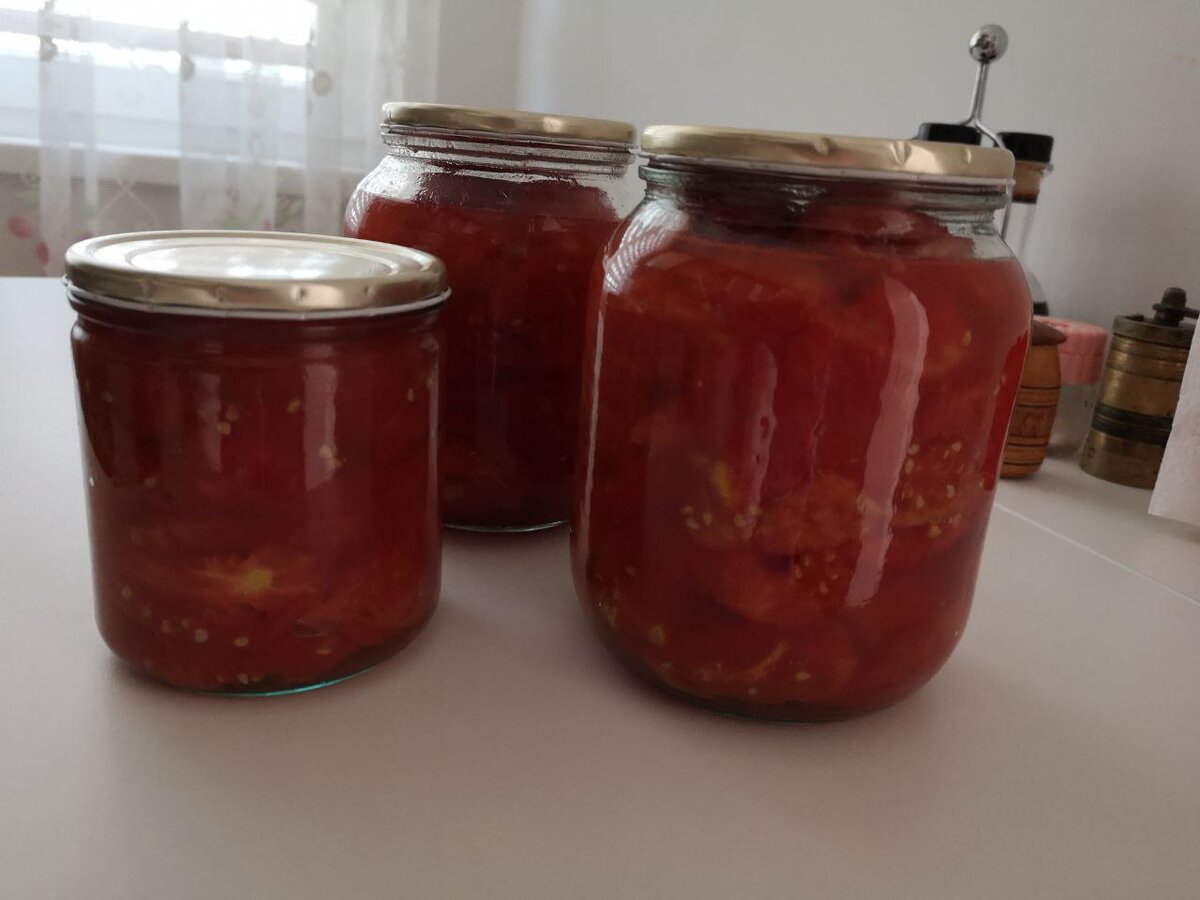 Помидоры по вкусу напоминают кетчуп, но консервируются кусочками