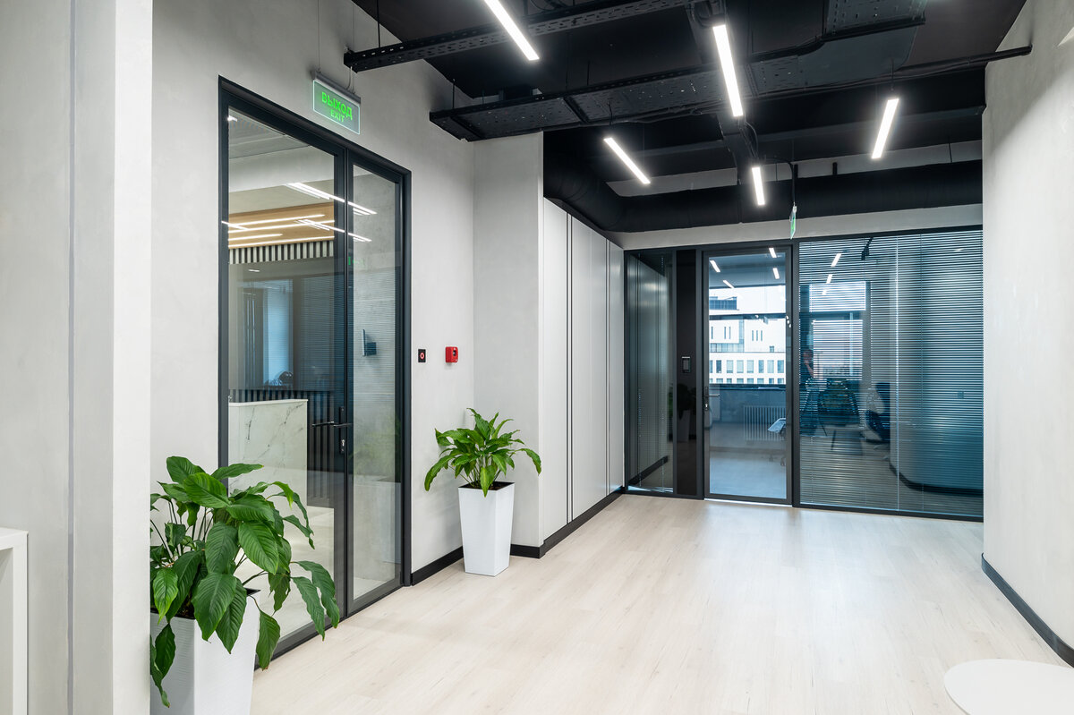 Зонирование помещений Nayada выполняет в виде офисных перегородок и дверей