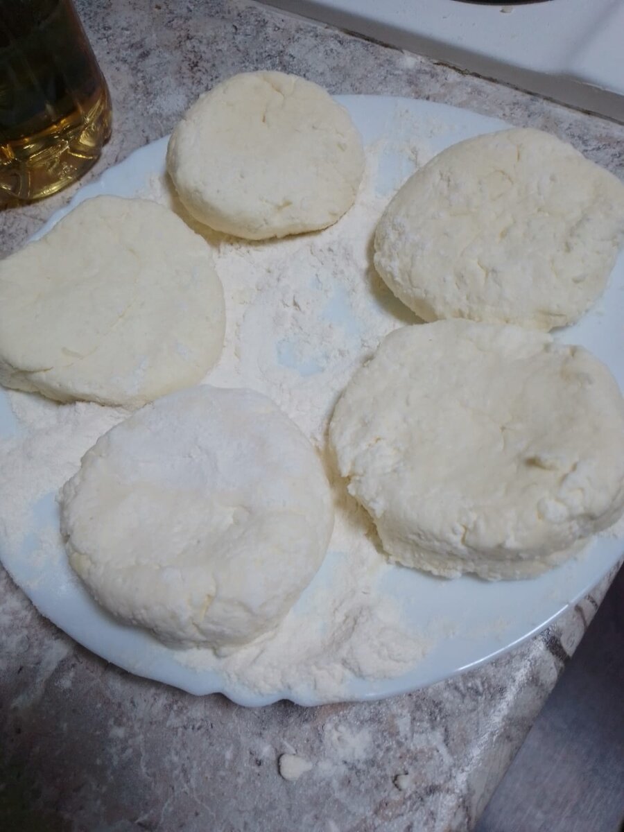 Не забудьте обвалять сырники в муке перед зажариванием