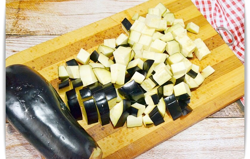 Баклажаны нарезать кубиками