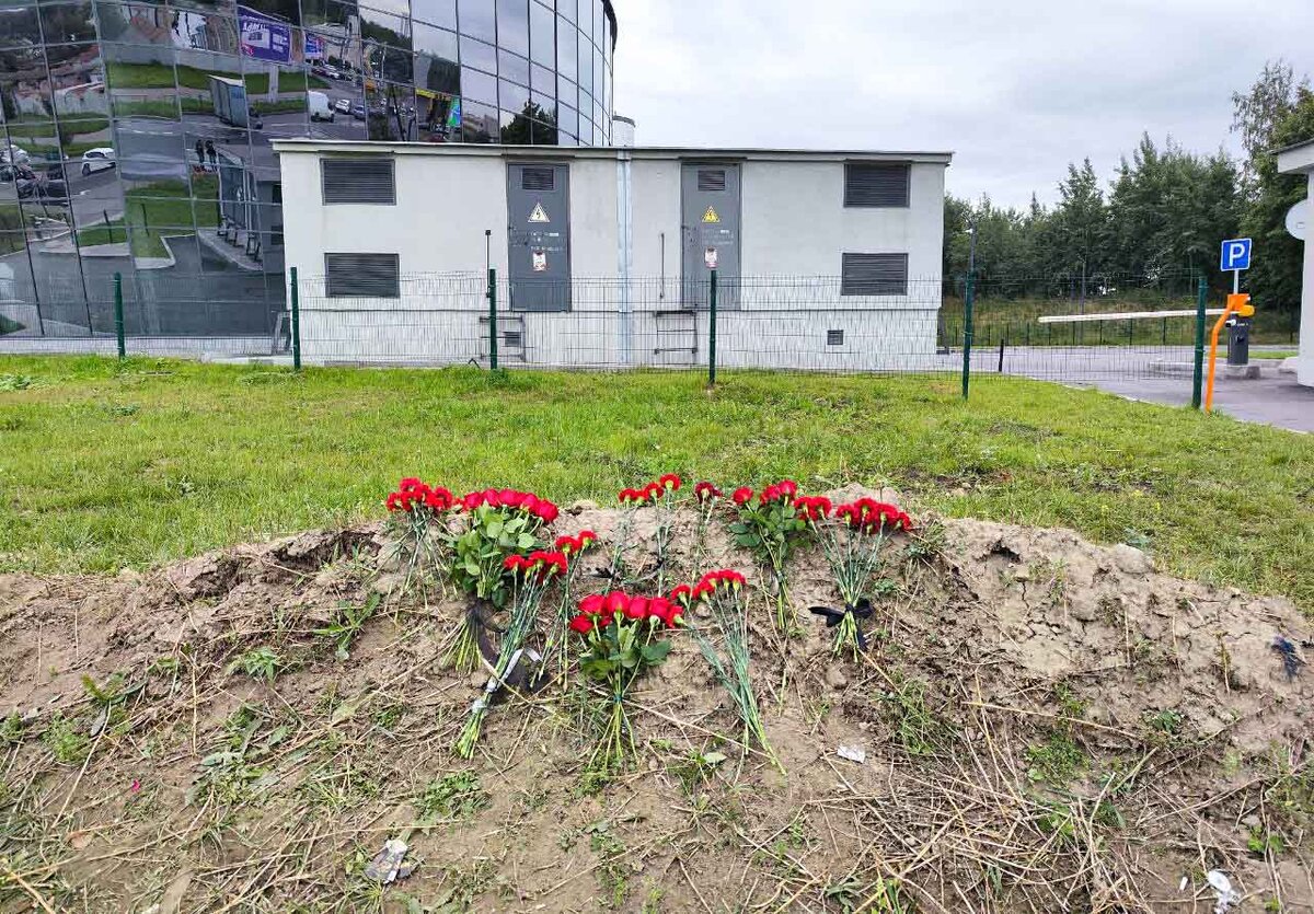 Люди организовали стихийный мемориал у «ЧВК Вагнер Центра» в Петербурге.  Фото: ФедералПресс / Анна Евстигнеева