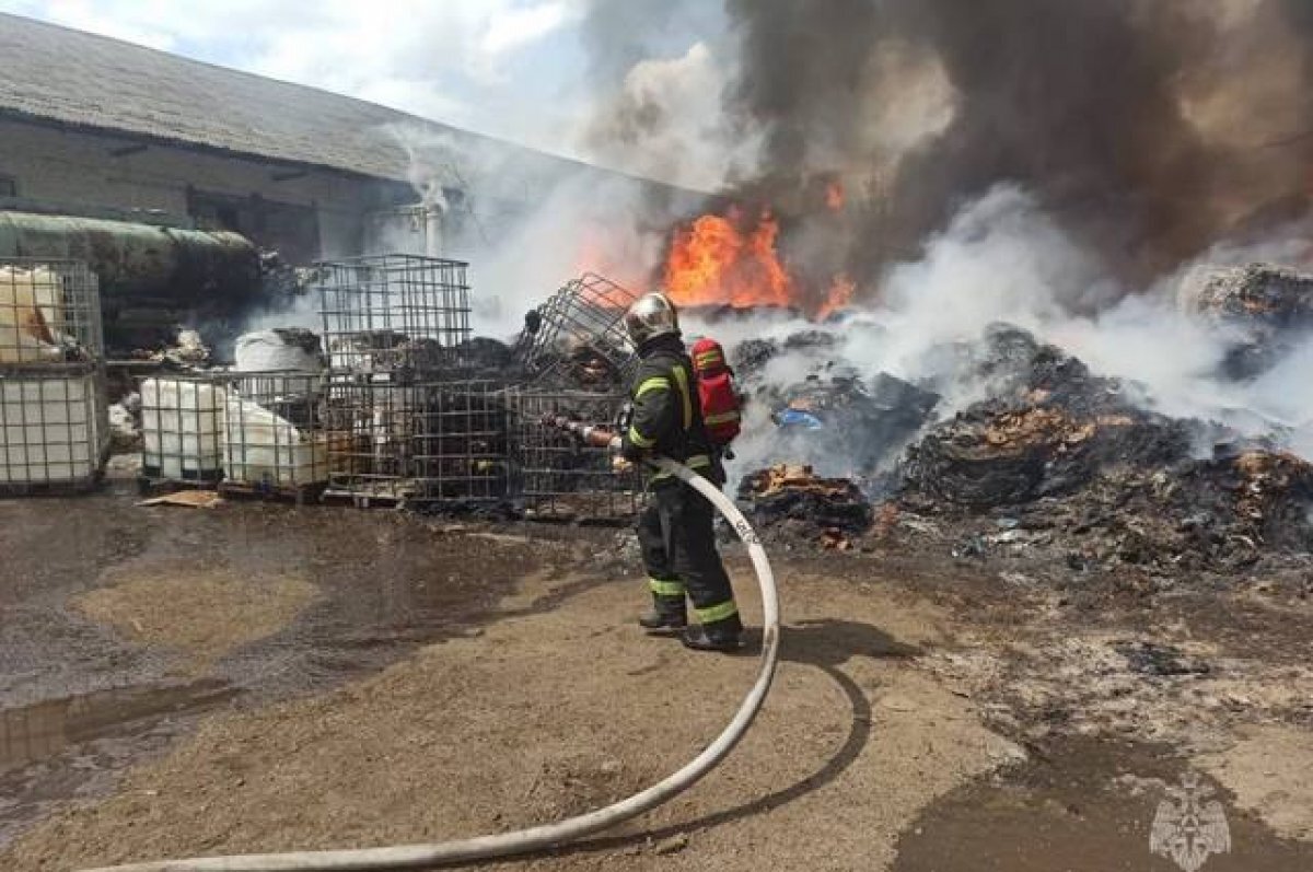    В Георгиевске на складе огонь охватил 800 квадратных метров площади