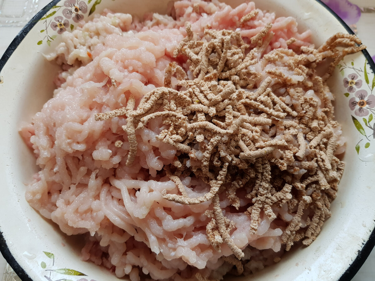 когда мясо пропущено, в целях освоения всего мяса (ни капли врагу, меня в детстве так учили) в конце пропускаем корки хлеба, идеально сухари, у меня сухарей не было...