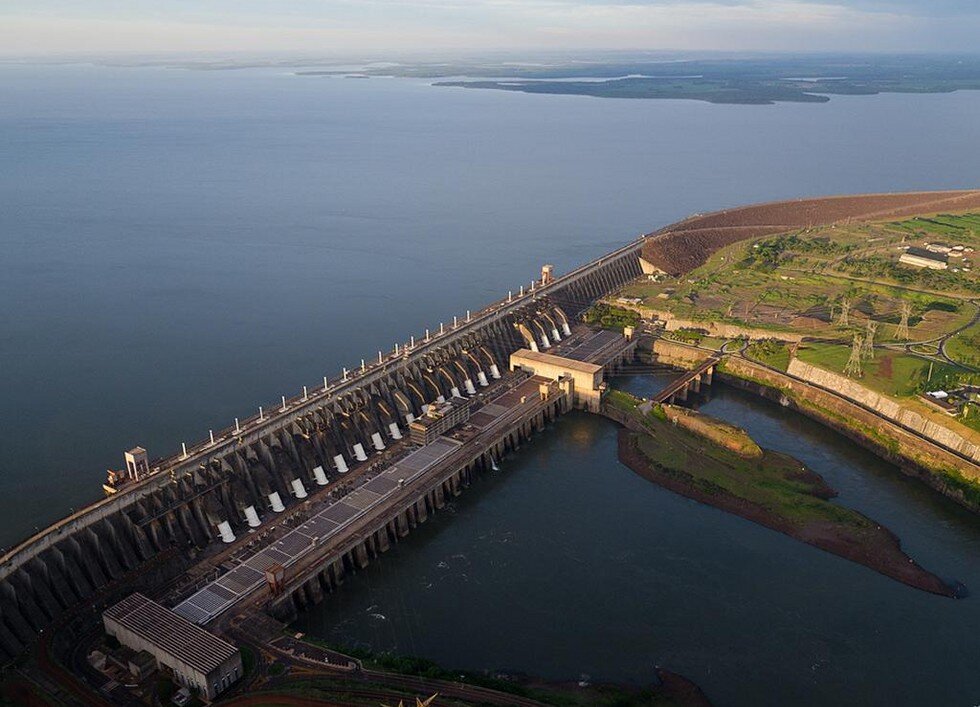 В какой стране крупнейшая гэс. Итайпу Бразилия ГЭС. Парагвай ГЭС Итайпу. Гидроэлектростанция Итайпу. Итайпу, Парагвай/Бразилия.