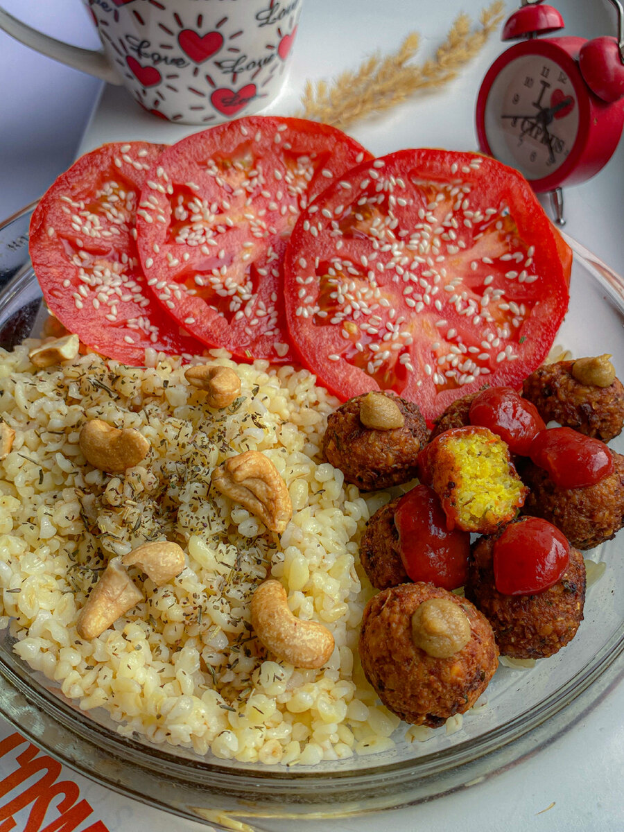 Помидор украшаю семенами кунжута. Фото автора 