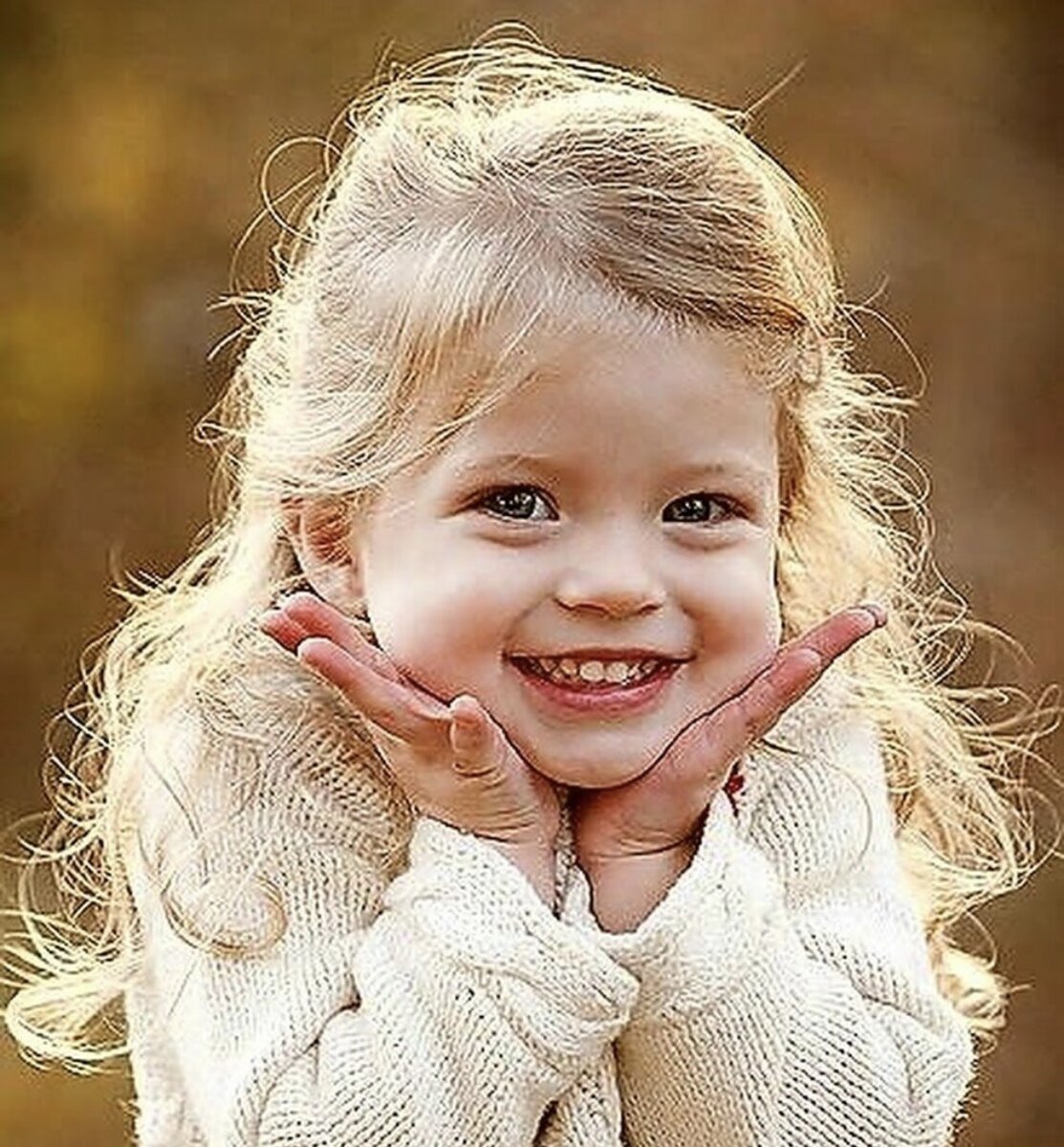 Улыбайся чаще милый. Искренняя улыбка. Улыбка девочки. Улыбка ребенка. Красивые малыши.