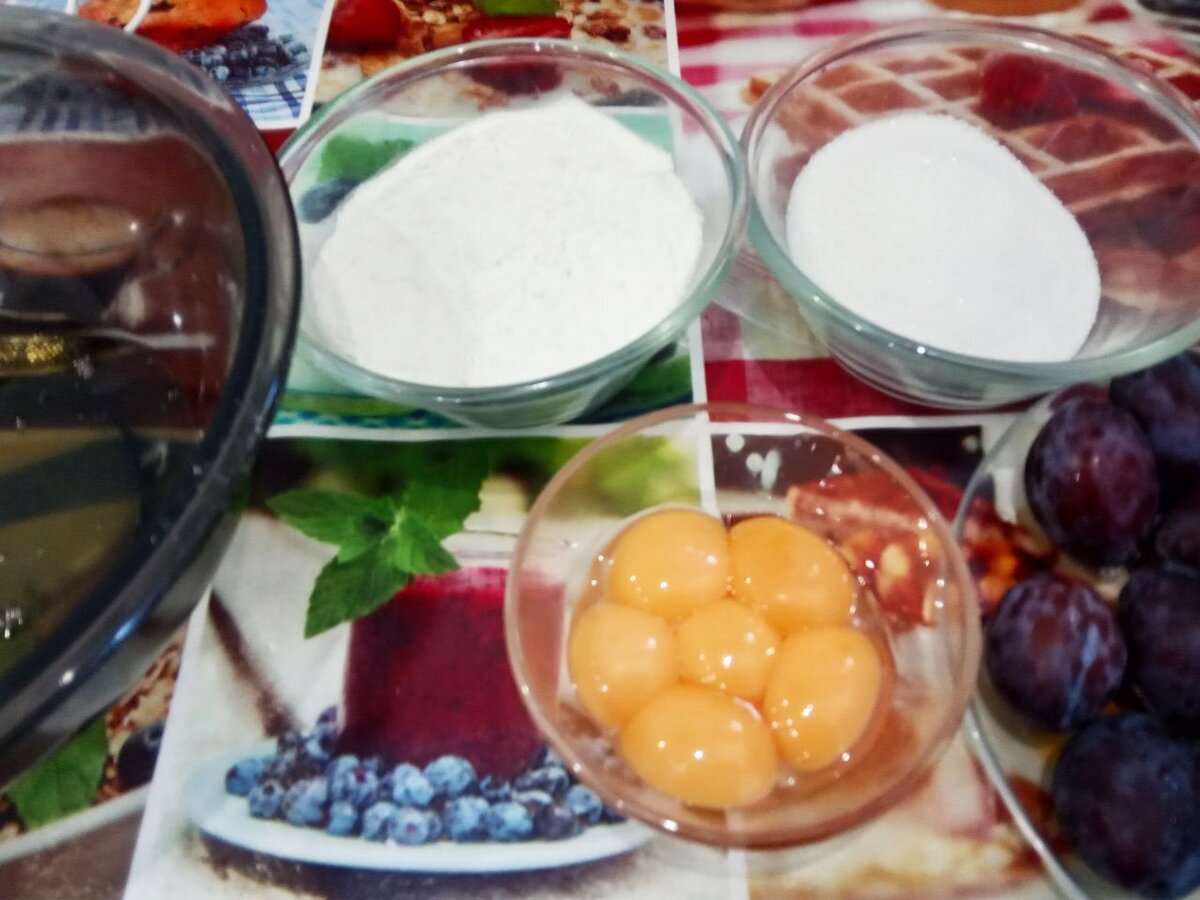 Ингредиенты для приготовления бисквитного пирога со сливами