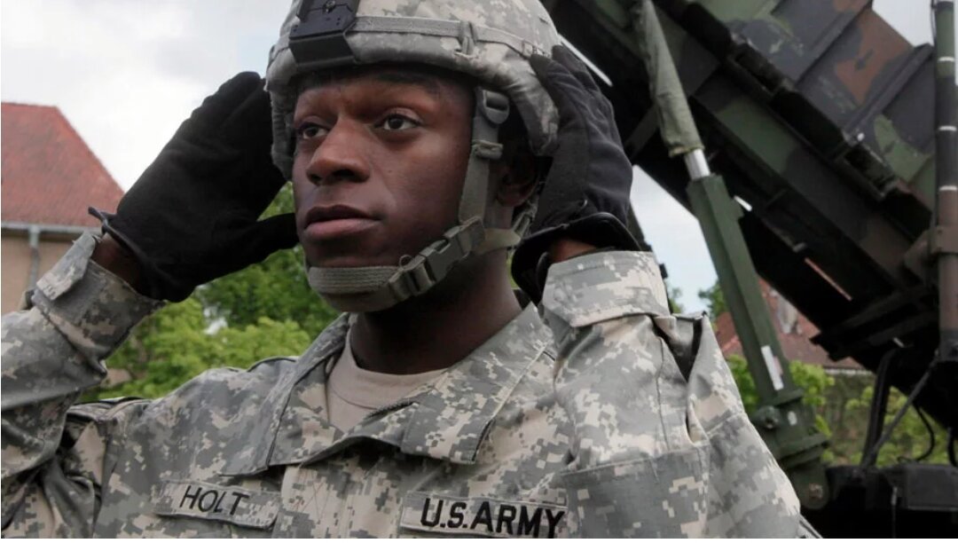 Чернокожий военный. Негр солдат. Чернокожий солдат. Афроамериканец в военной форме.