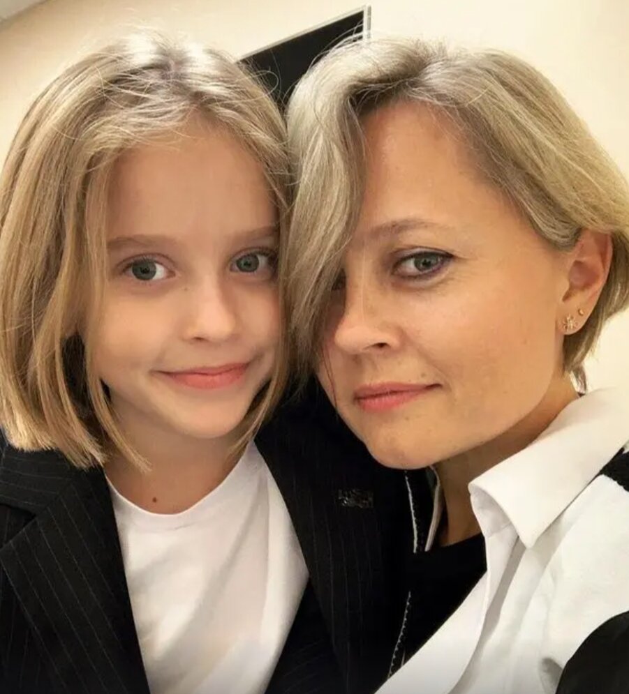 Девочка Вита со своей мамой.
