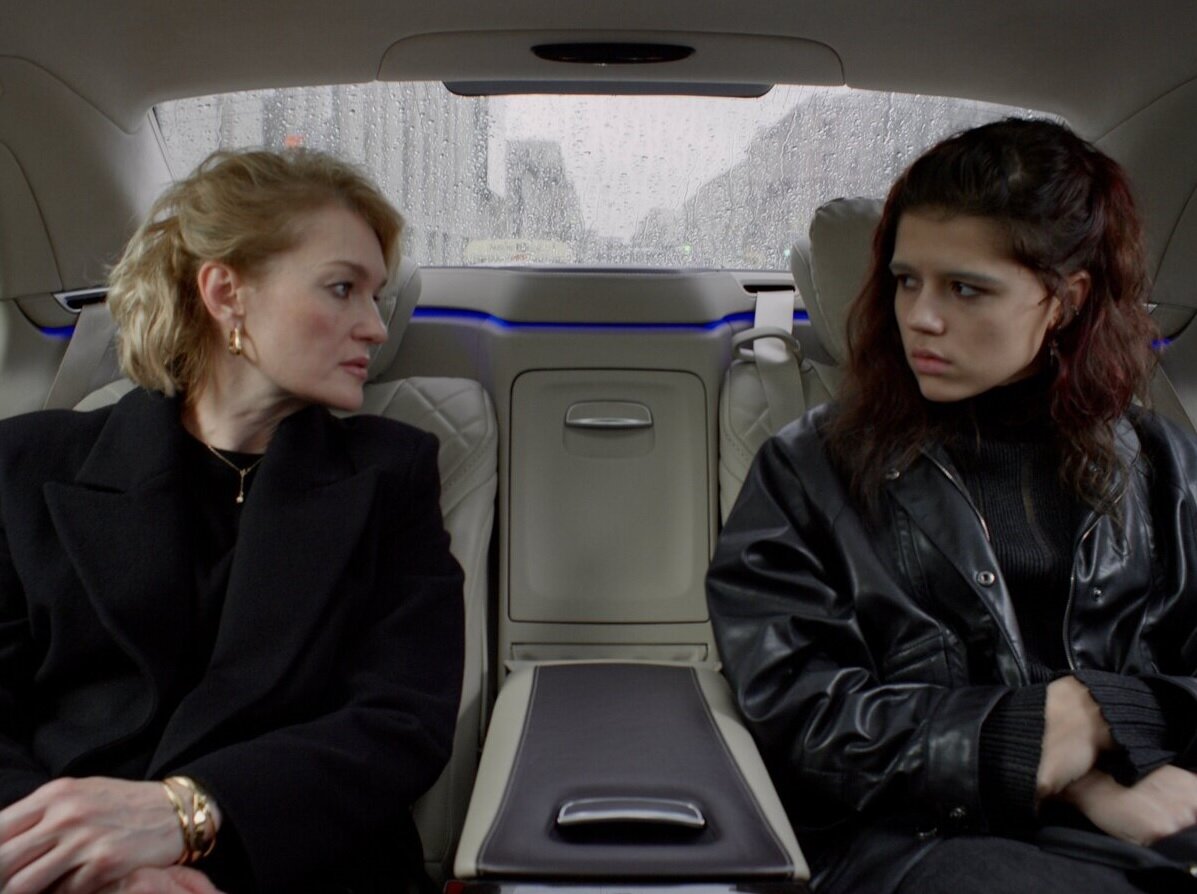 Оля с мамой. Кадр из сериала «Черное облако», 2023. Источник: Кинопоиск.ру