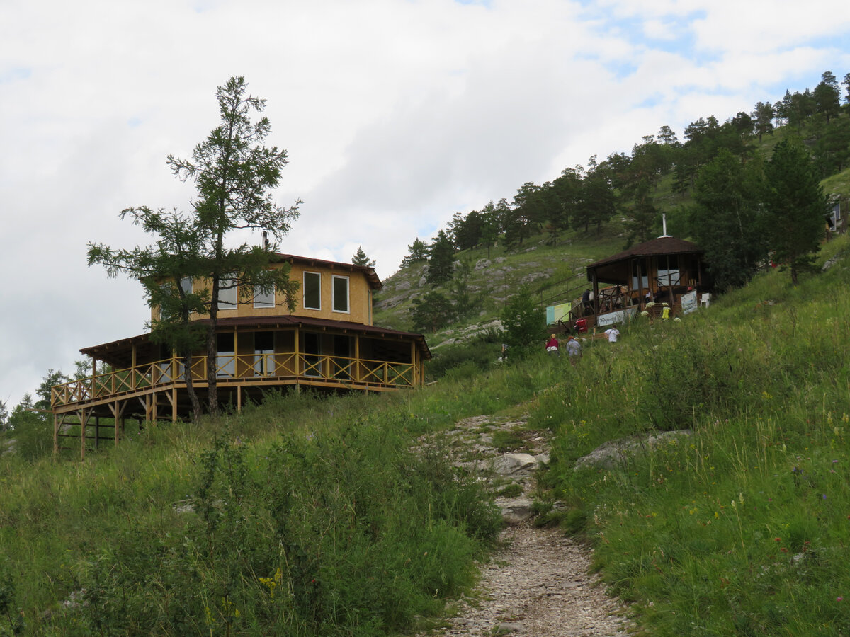 Справа действующий туристический пункт, где требуется внести оплату за посещение, и по необходимости можно взять в аренду куртку. Вход в пещеру находится прямо за ним. Слева строится какое-то сооружение для посетителей.