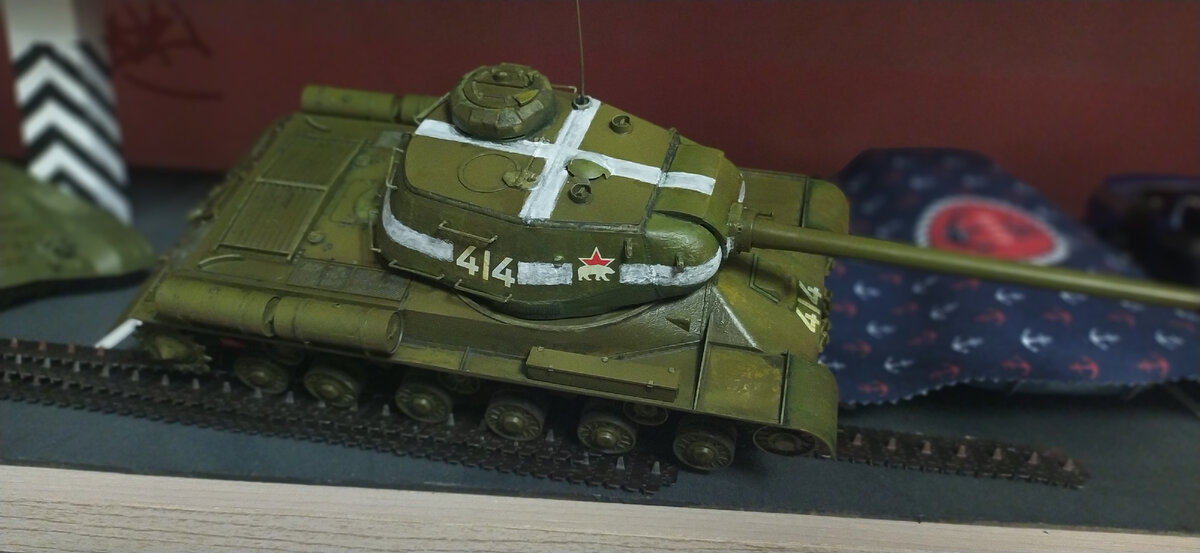 Всем хороша модель: и крупная, и в сборке простая. Но - виниловые гусеницы... спасибо, больше не хочу. (Фото из личного архива автора (С), 2022 год)