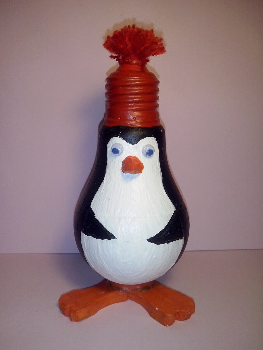 Елочная игрушка «Пингвин» из лампочки