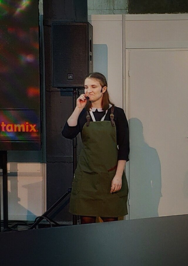 Я на чемпионате бариста и моё лицо, выражающее всё, что я об этом думаю.