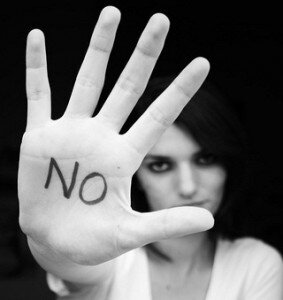 Дело не в том, чтобы лишить близких помощи и любви. Просто перестаньте бояться чьего-то неудовольствия. Почему вы идете на поводу? Вы боитесь быть отвергнутыми. А страх — очень сильное чувство. Люди в жизни испытывают множество страхов, но именно страх одиночества, вероятность быть всеми покинутым, преобладает. В нашем сознании при слишком долгом воздействии укоренялась мысль, что любовь - это жертва. И внедрение прошло вполне успешно. Многие женщины твердо убеждены, что, если любишь, нужно идти на различные жертвы, и, грубо говоря, быть в итоге использованными.