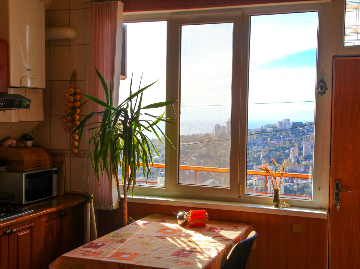Вид на всю Ялту из кухни.