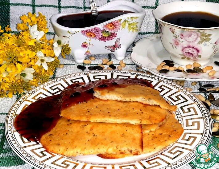 Блины из измельчённых овсяных хлопьев, кедровых орешков, тыквенных семян и взбитых яичных белков. Я их не жарила, а запекала в духовке на пергаментной бумаге. Блины необычные и вкусные, особенно с домашним вареньем.