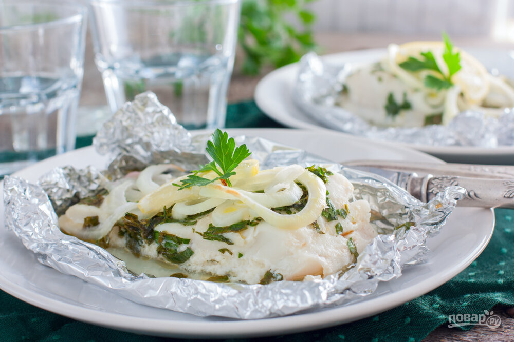 Пеленгас с петрушкой и луком в фольге