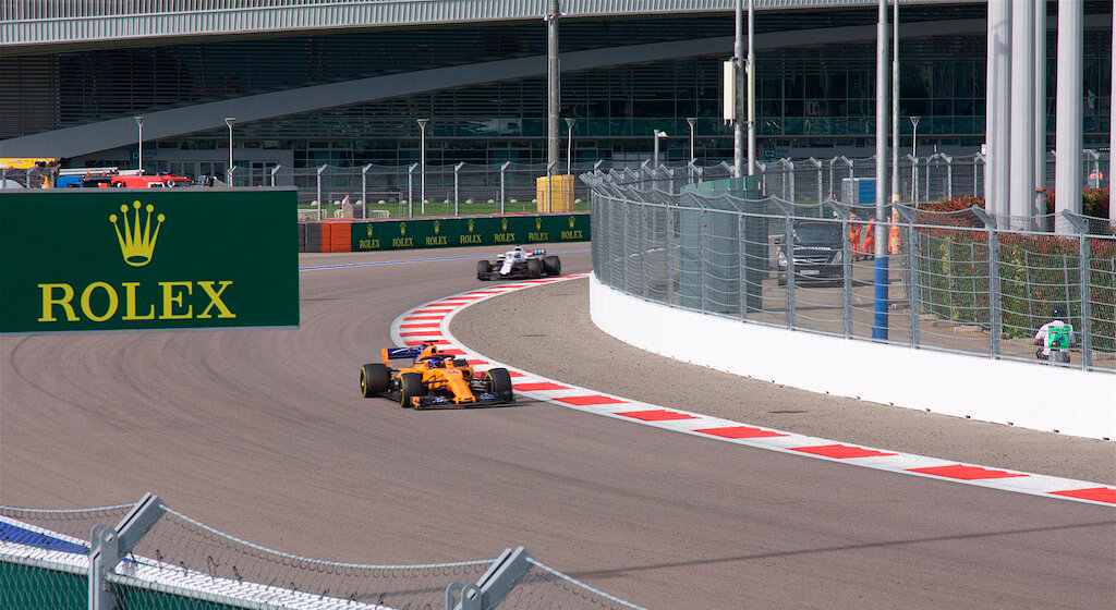 Прохождение поворота болидами F1 на трассе Сочи Автодром