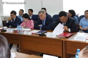 Большое количество правонарушений совершают студенты учреждений среднего профессионального образования, сообщил и.о. руководителя отрасли. На учете в Элисте в 2018-2019 годах  состоят 23 несовершеннолетних студента самого большого по численности обучающихся  ссуза —  Калмыцкого колледжа нефти и газа, проинформировал Н. Манцаев. В настоящее время здесь активно ведется профилактическая работа, рассказал он.