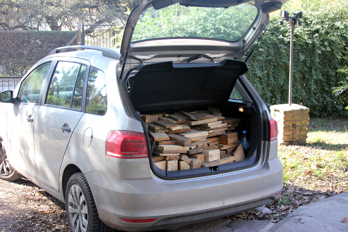 Вот такого багажника дров нам хватало лишь на несколько дней...