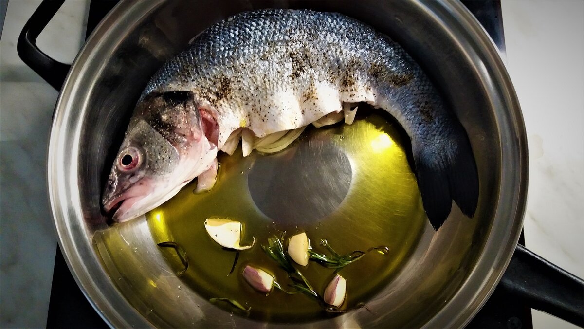Итальянское оливковое масло, чеснок и розмарин создают красивую картину.