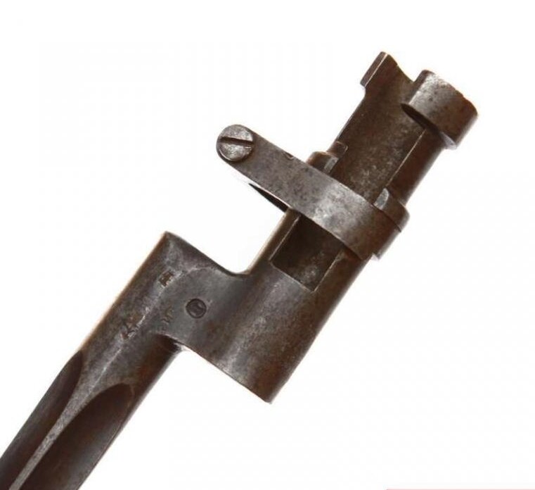 «П» в круге — клеймо инспекторской приёмки ЗОФ; изображение лука со стрелой – клеймо Ижевского оружейного завода, а также полузатертые клейма российской военной приемки