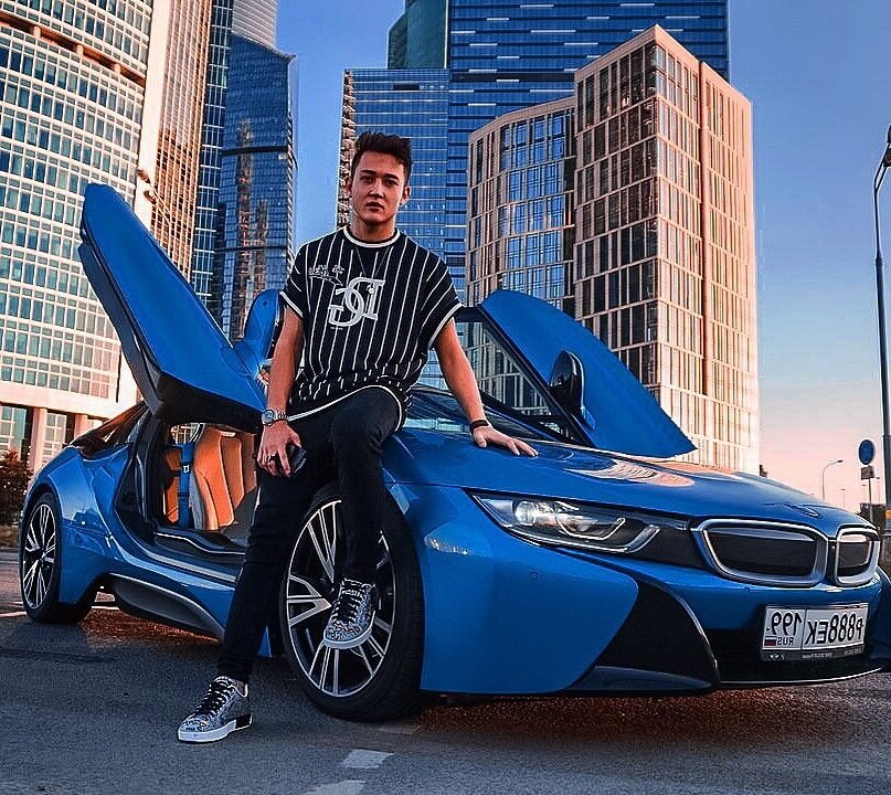 Молодой миллионер со своей "малышкой"